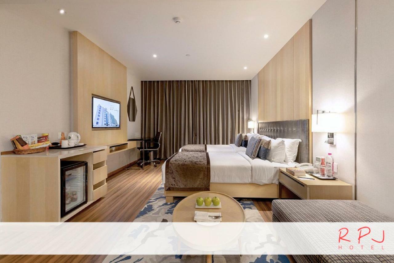 Rpj Hotel Rajkot Extérieur photo