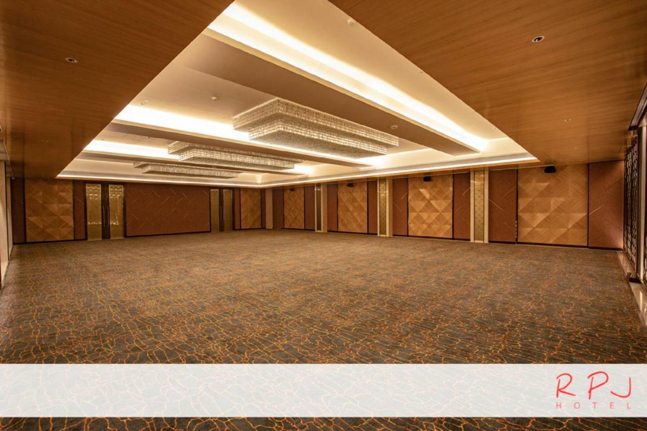 Rpj Hotel Rajkot Extérieur photo